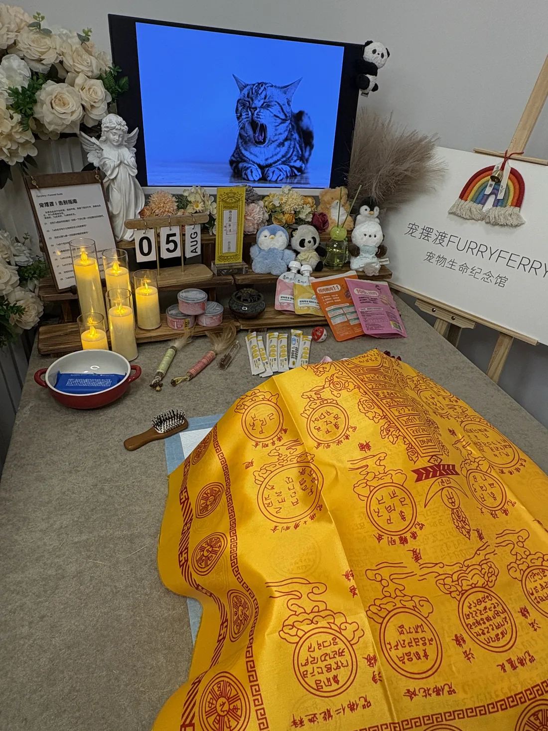 宠物善终仪式现场的鲜花与纪念物品